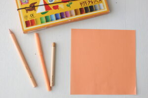 うすだいだい色の折り紙や色鉛筆