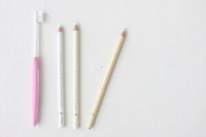 歯磨き粉と白系の色鉛筆