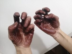 ルプルプを素手で塗った後は爪まで真っ茶色