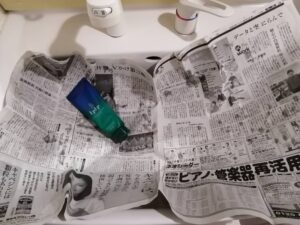 ルプルプを使う為に洗面台に新聞紙を敷いているところ