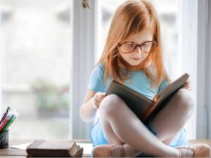 小さい女の子が本を読んでいるところ
