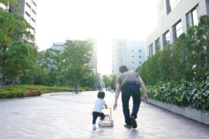 子供とお父さんが歩く練習をしているところ