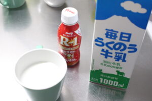 牛乳とR1飲むヨーグルト