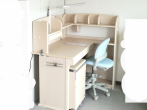 コイズミCDファーストの学習机をL字に組んで使っている写真