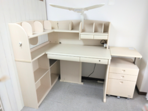 コイズミCDファーストの学習机を逆向きのL字に組み直して使っている写真