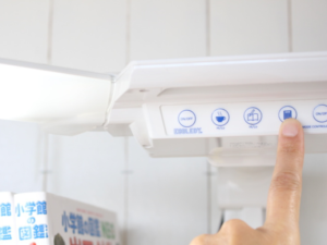 コイズミステップアップデスクCDファーストの照明部分の写真